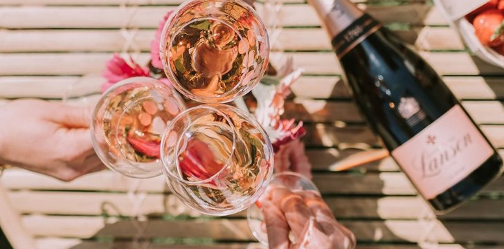 Cheers-to-the-King-Celebrating-with-Royal-Warrant-Holder-Drinks The Bottle Club